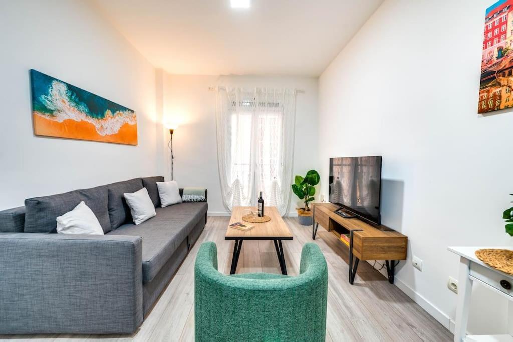 Chic In Heart Of Town Apartment *