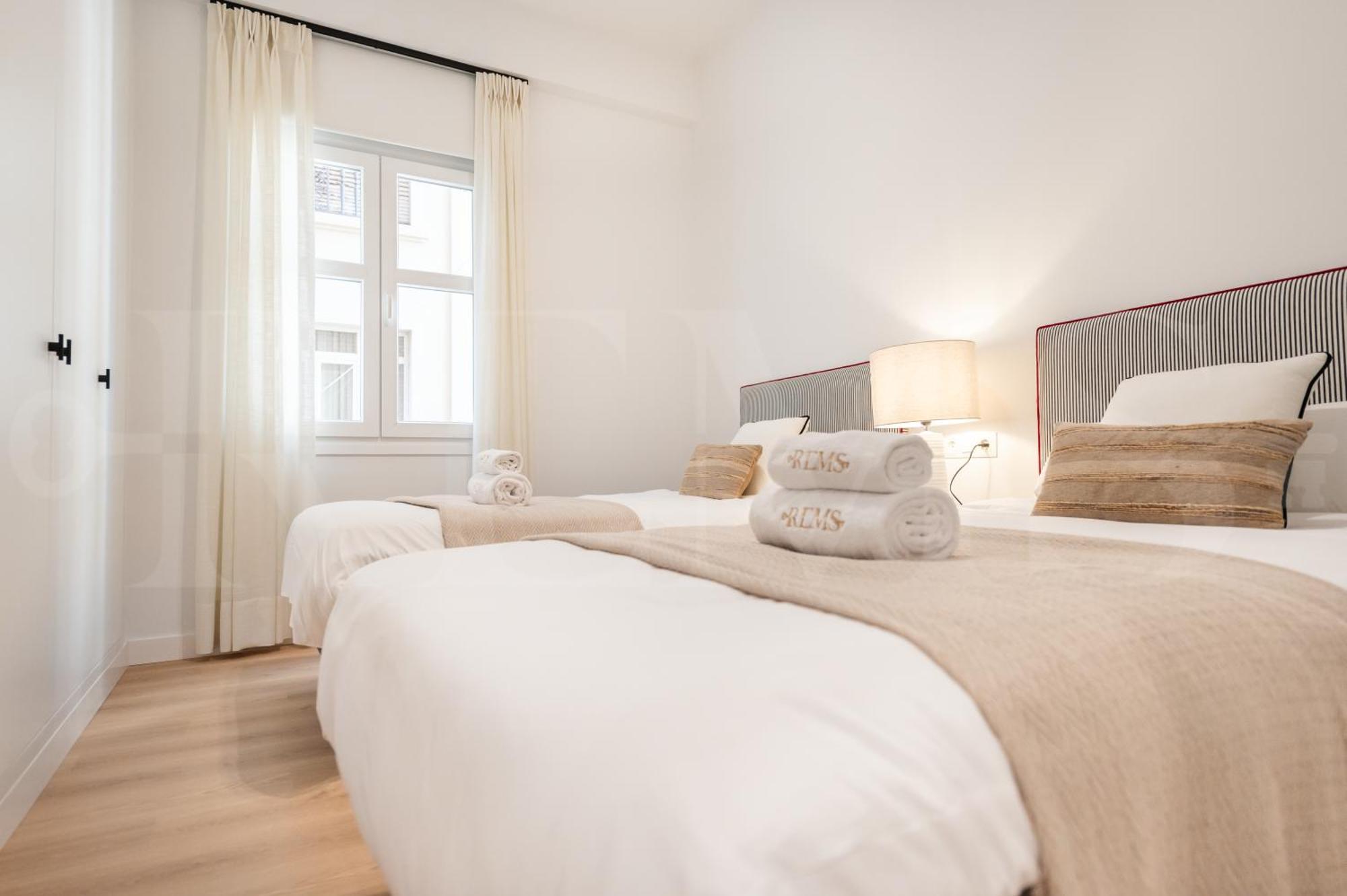 Elegant Coastal Charm With Unique Views By Rems * Málaga