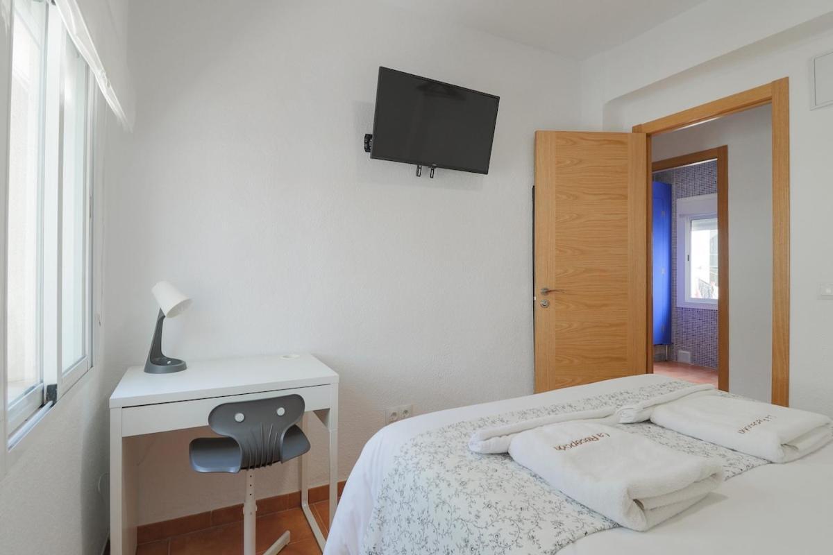 C75 - Comfy 3 Bedroom Near Center Apartment *