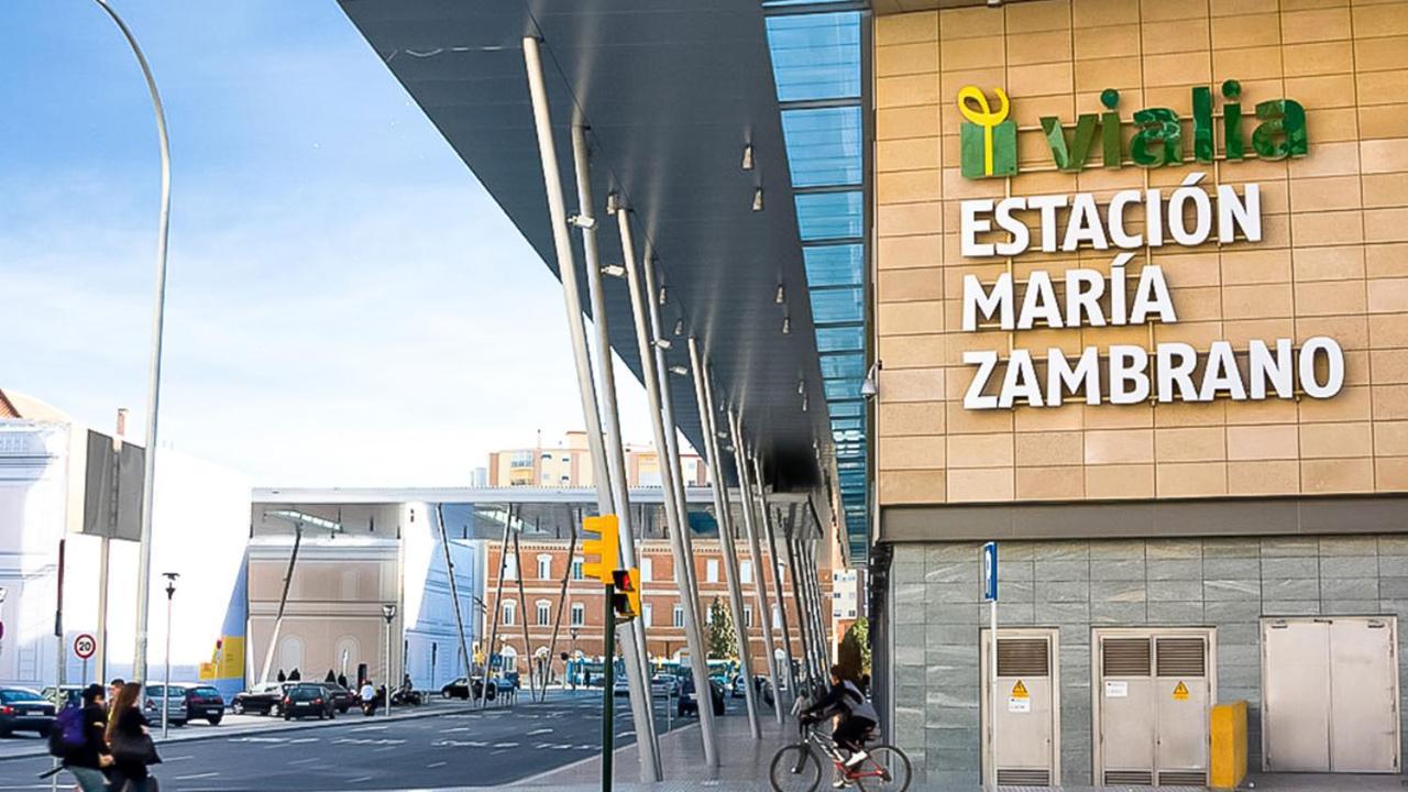 Privada Centro Cerca Tren Maria Zambrano Y Playa Muy Buena Conexion Wifi * Malaga