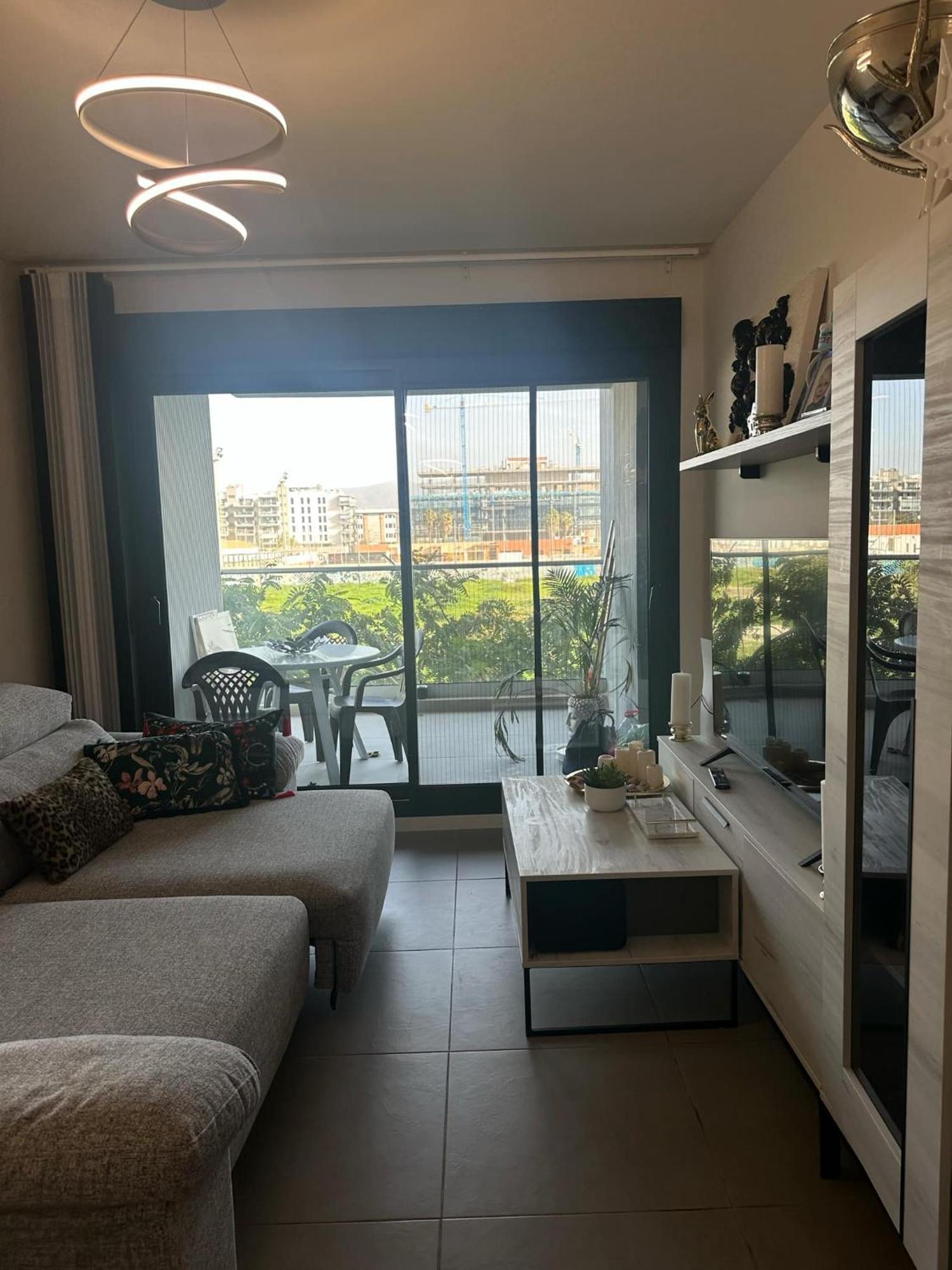 Street Apartment *