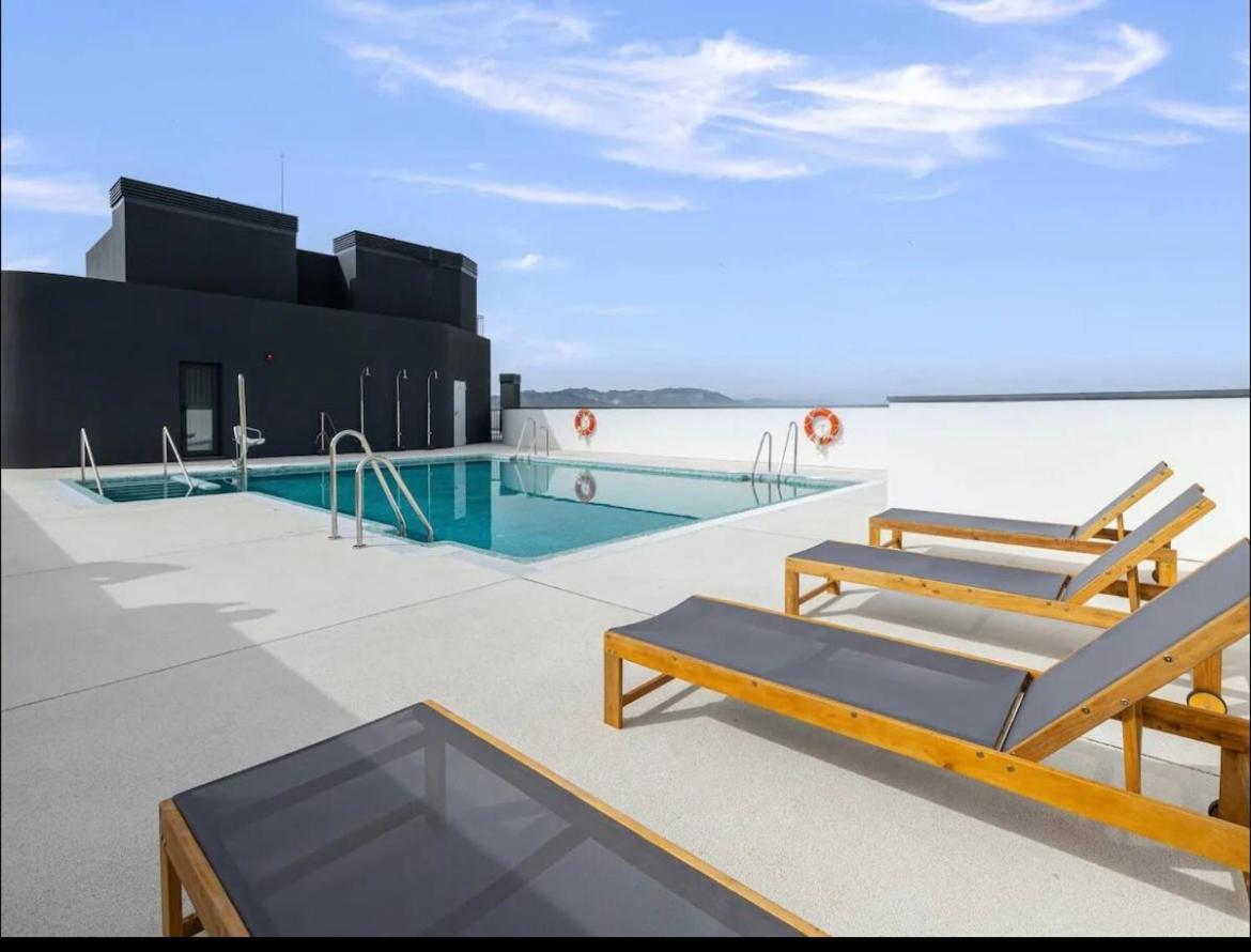 Luxury Tower Pool&free Parking 10 Min To Historical Center * Malaga