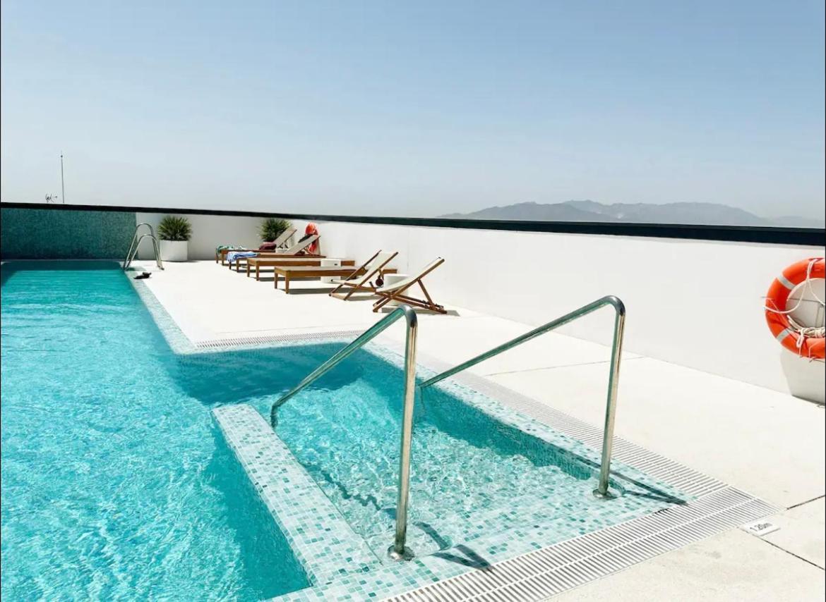 Luxury Tower Pool&free Parking 10 Min To Historical Center Apartment Malaga
