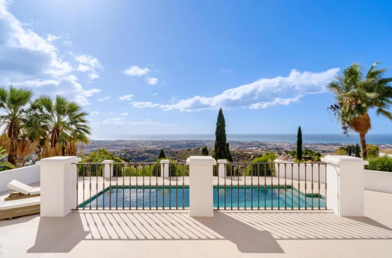 Elegante Con Jardin Y Piscina Villa