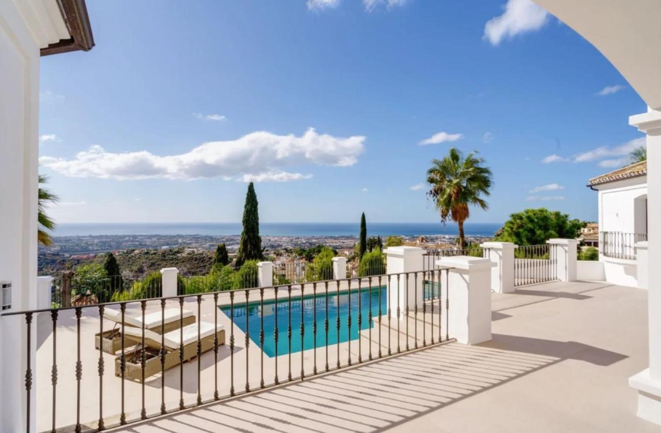 Villa Elegante Con Jardin Y Piscina