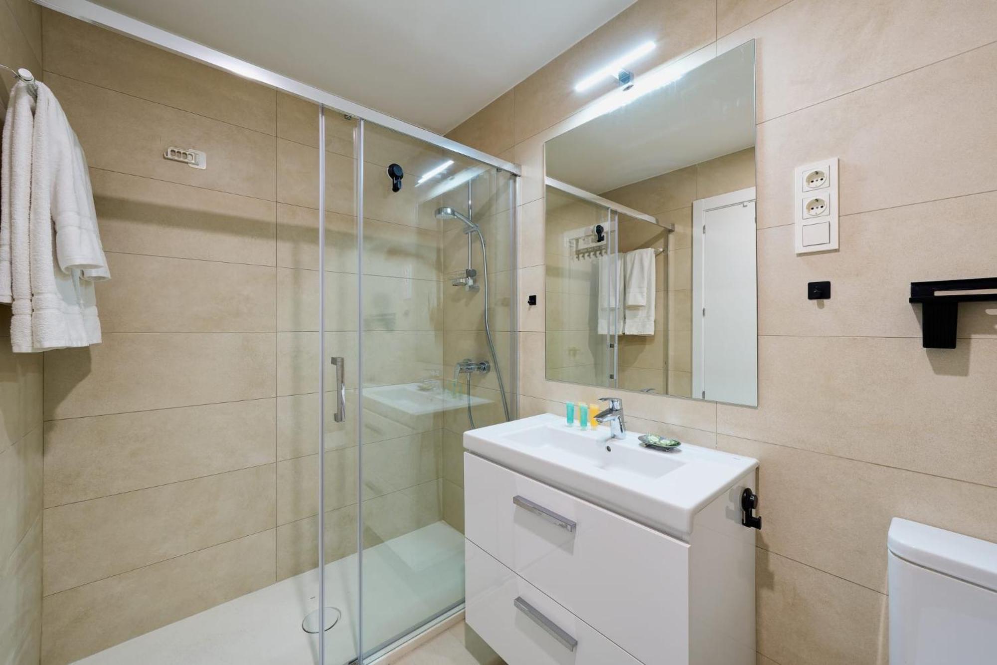Luxury Tower Pool&free Parking 10 Min To Historical Center Apartment Malaga