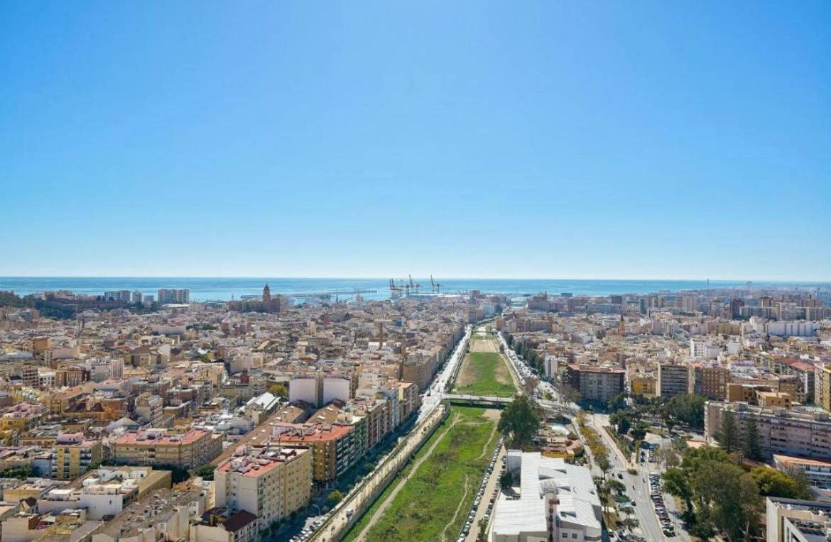 Luxury Tower Pool&free Parking 10 Min To Historical Center Apartment