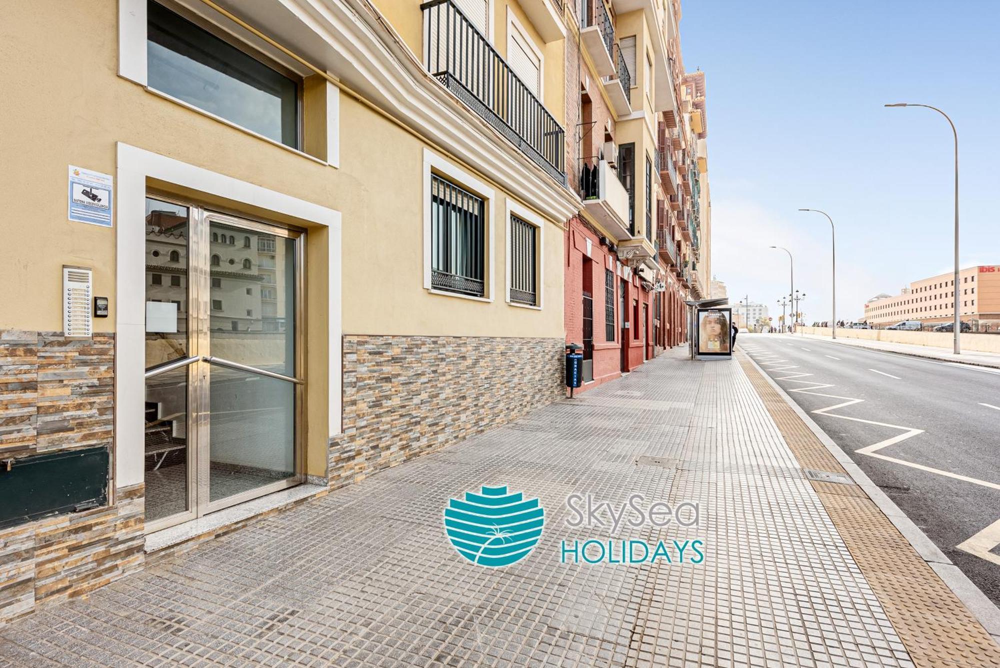 Skysea Holidays Centro Frente Al Rio Malaga