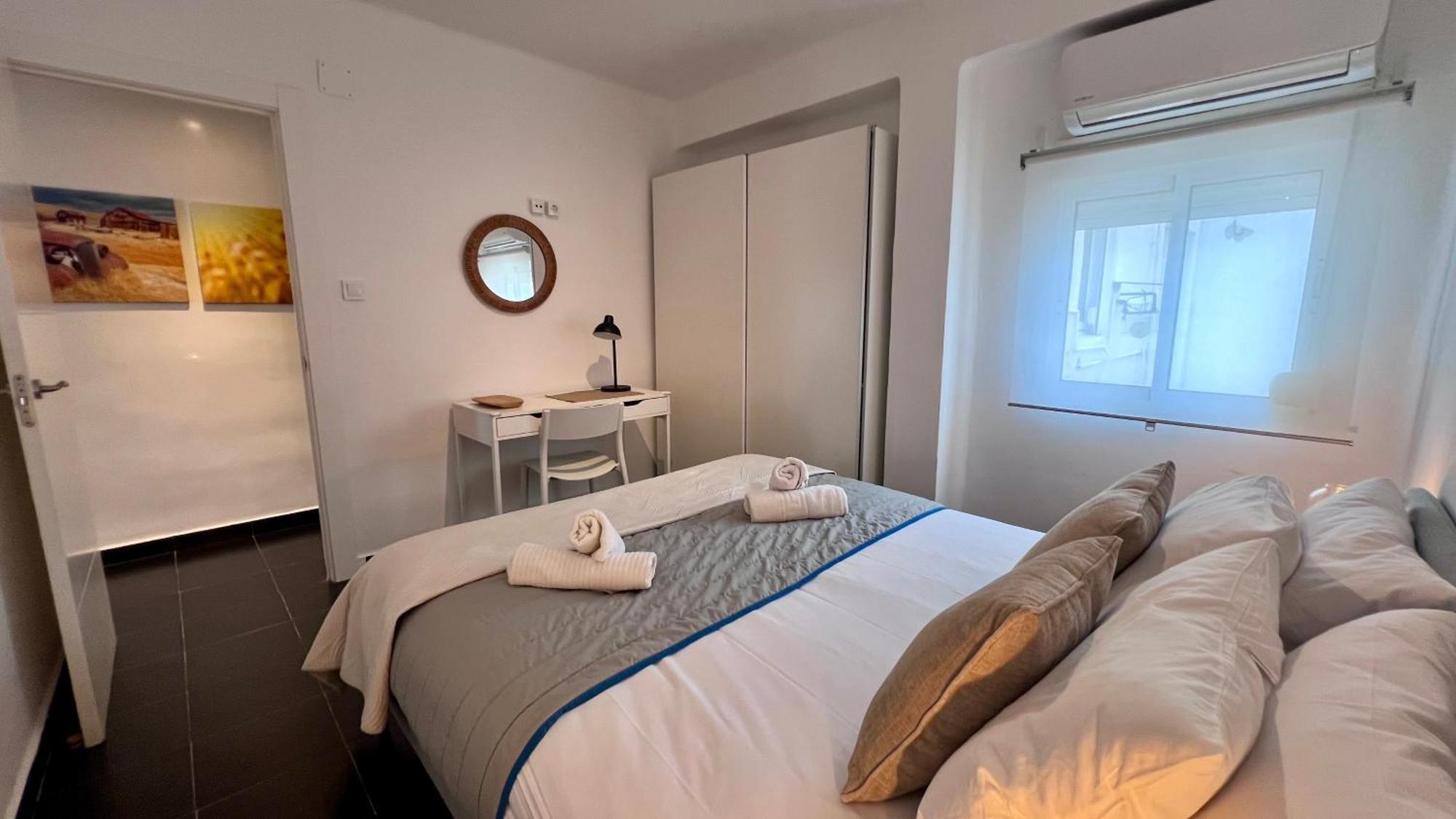 Cool, Modern And Snug 3br Peachy Apartment