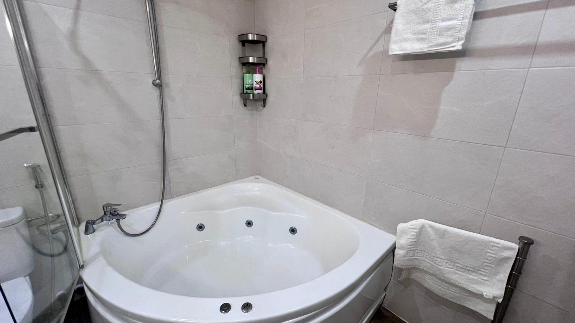 Cool, Modern And Snug 3br Peachy Apartment