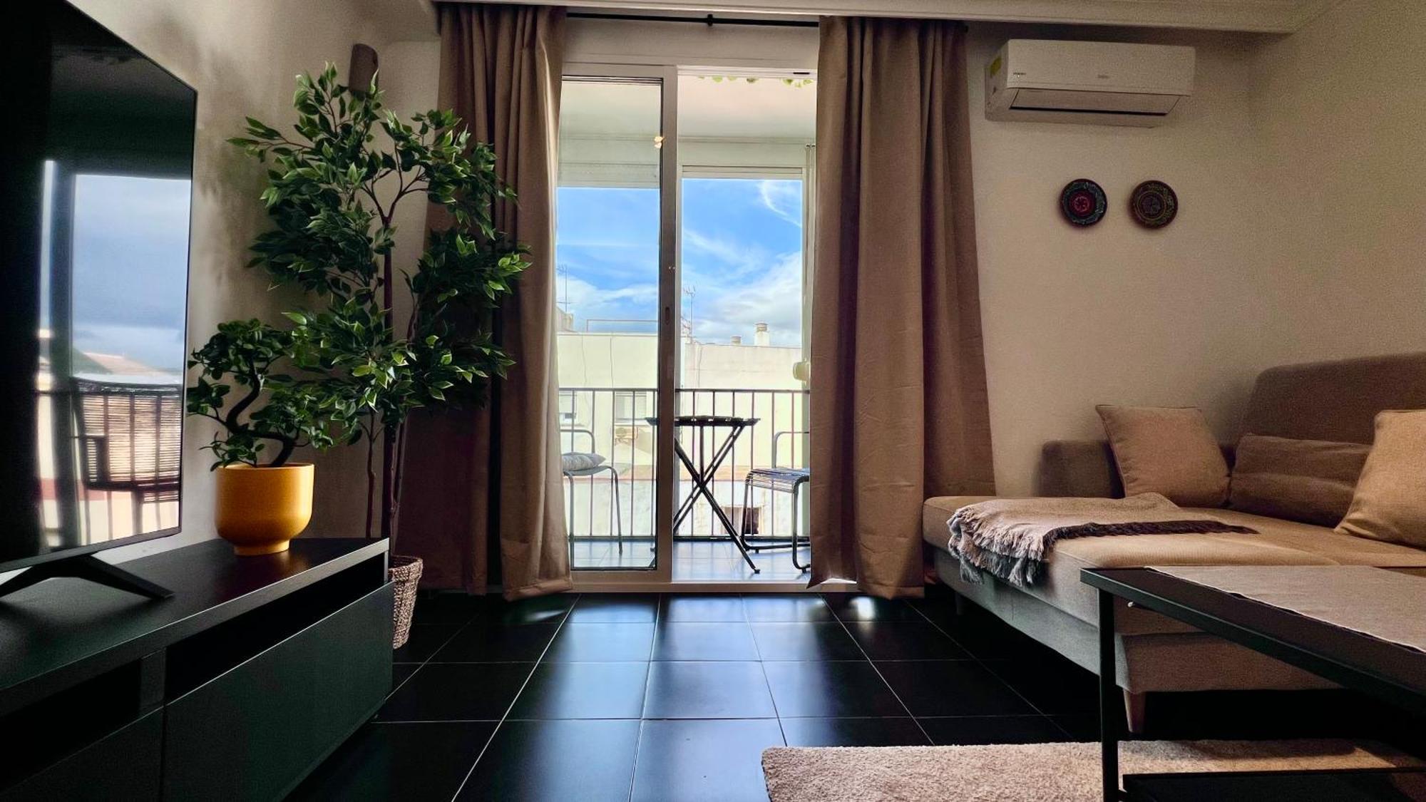 Apartment Cool, Modern And Snug 3br Peachy