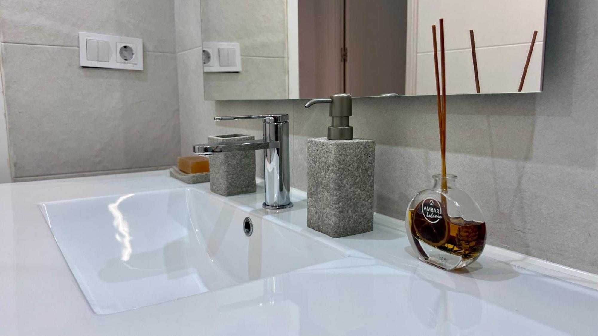 Apartment Cool, Modern And Snug 3br Peachy Malaga