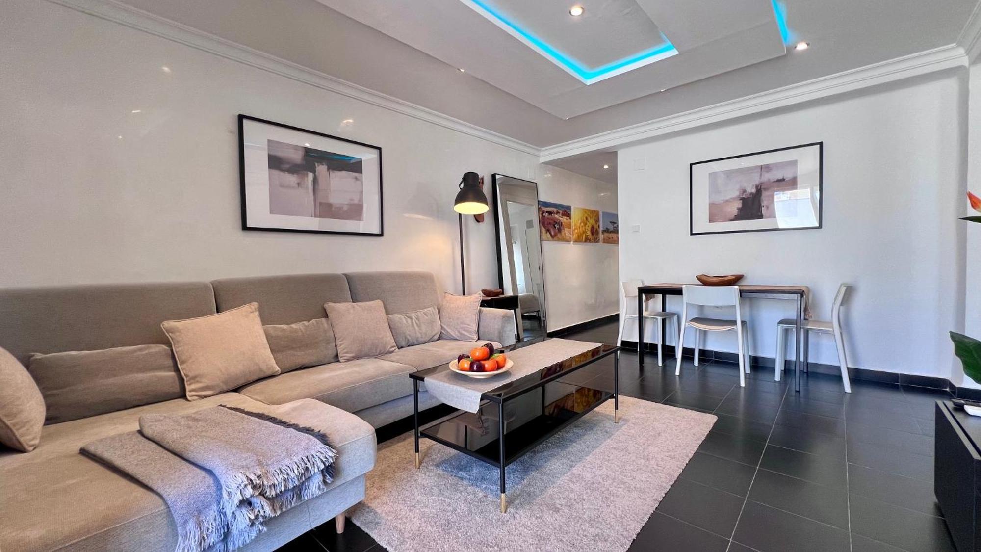 Cool, Modern And Snug 3br Peachy Apartment
