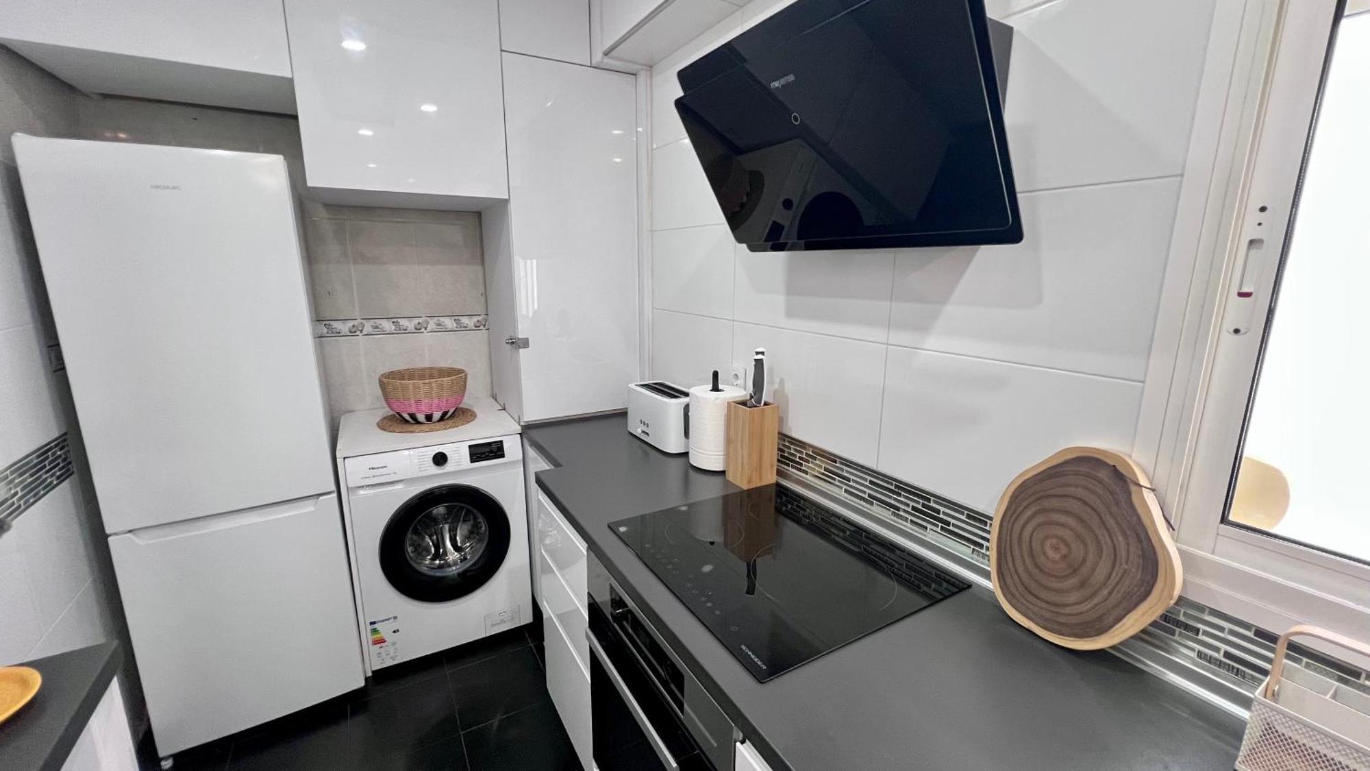 Apartment Cool, Modern And Snug 3br Peachy