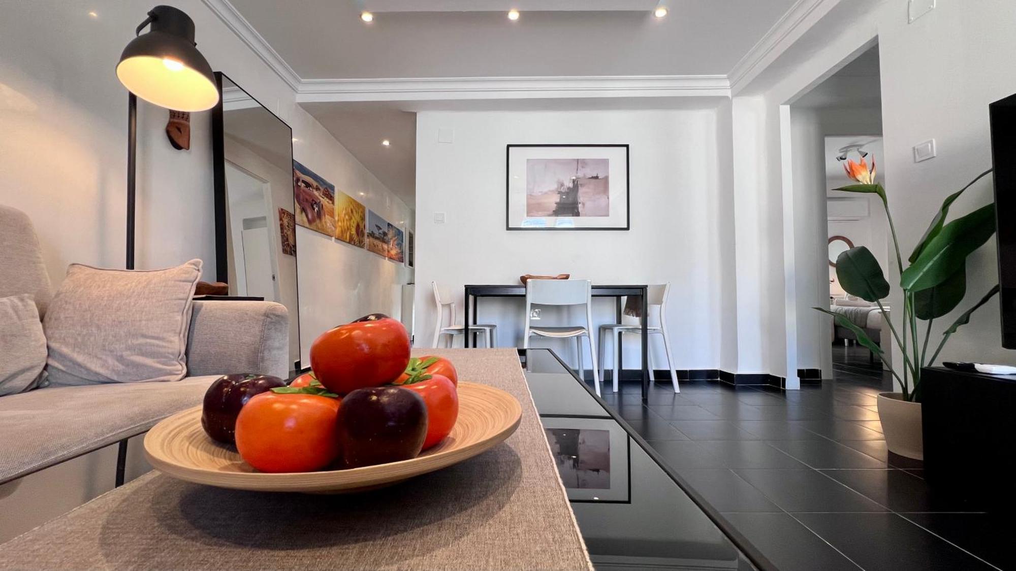 Cool, Modern And Snug 3br Peachy Apartment Malaga