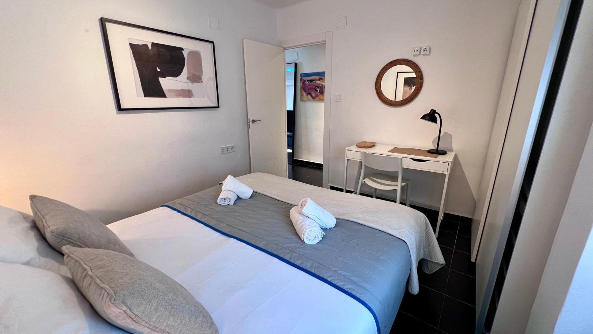 Cool, Modern And Snug 3br Peachy Apartment