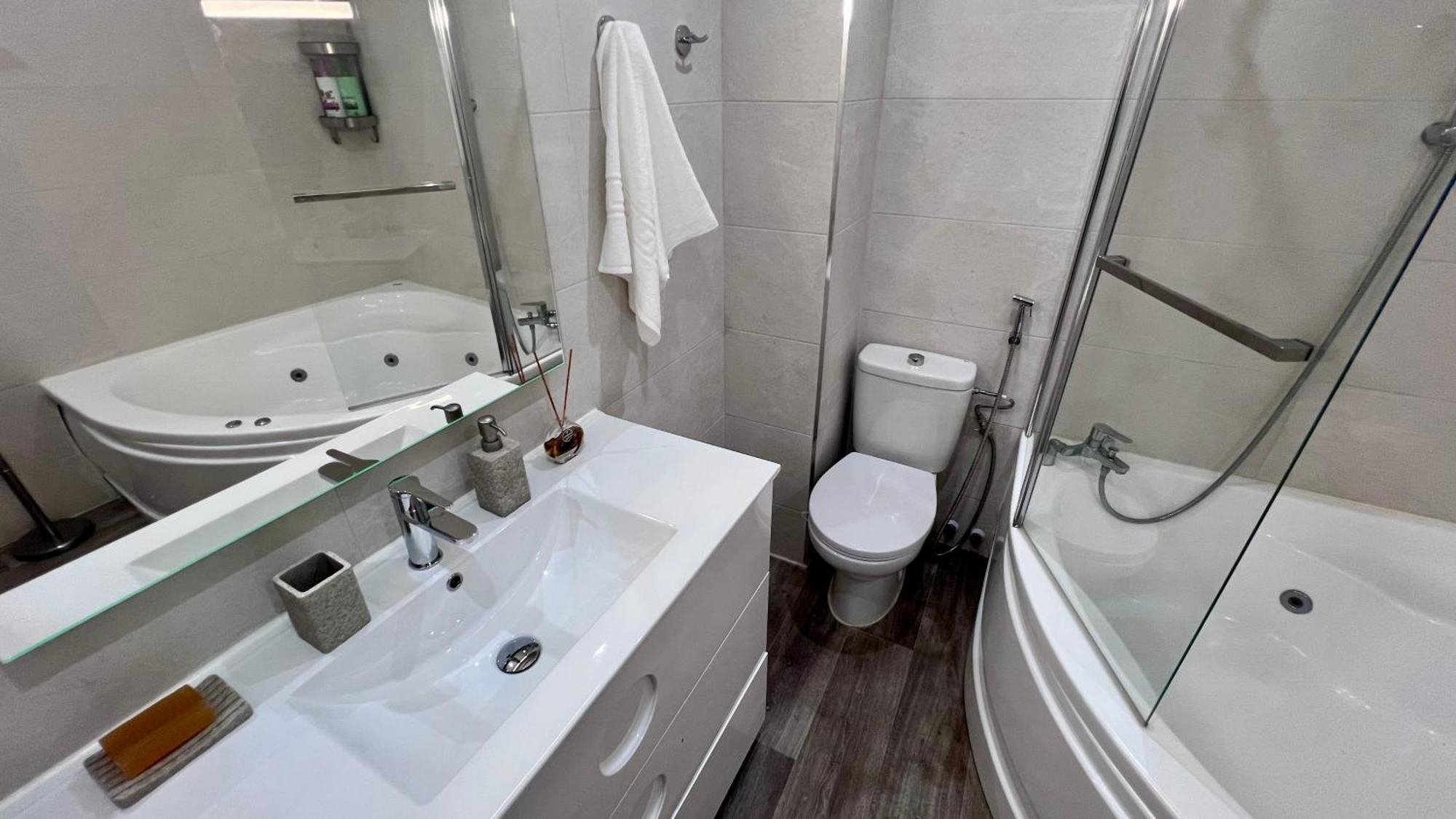 Apartment Cool, Modern And Snug 3br Peachy Malaga