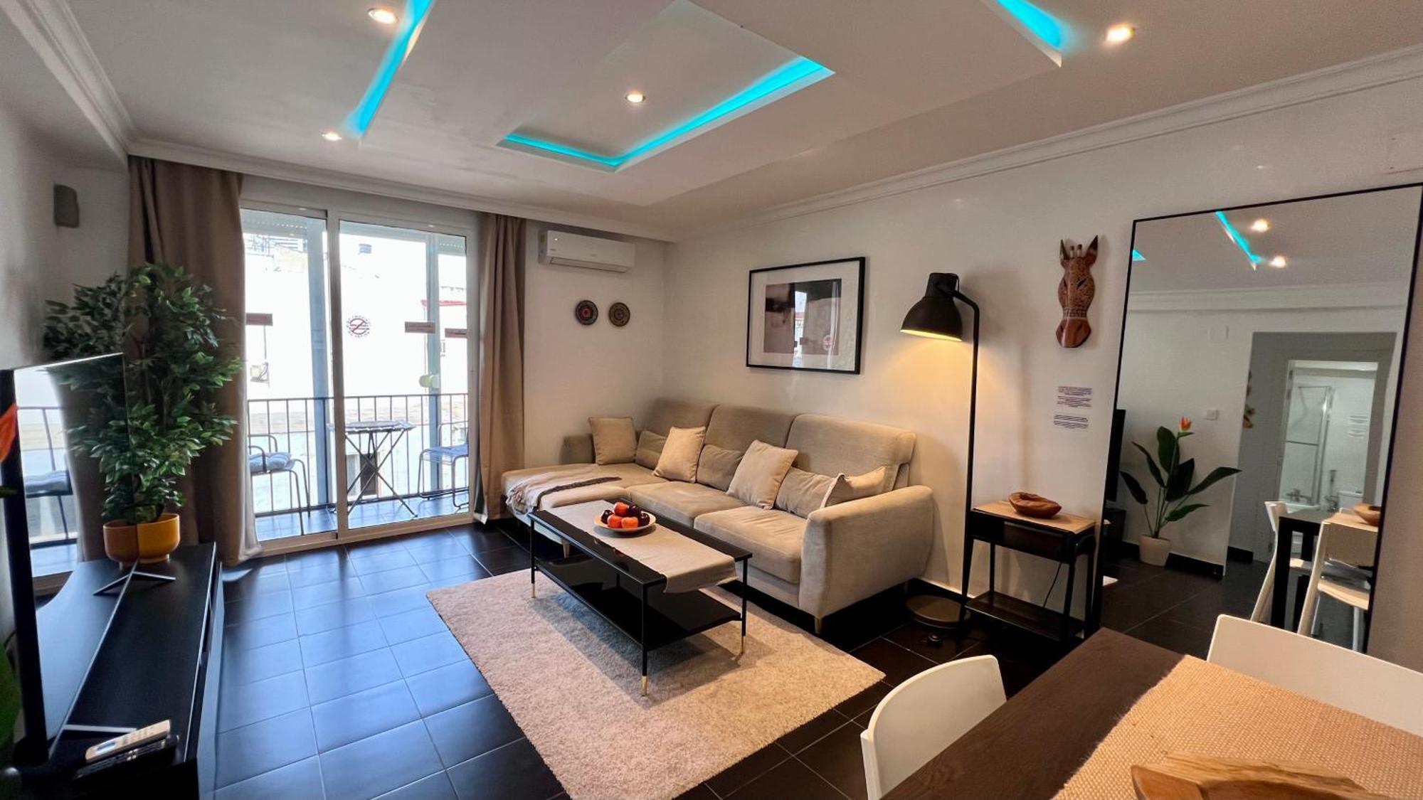 Apartment Cool, Modern And Snug 3br Peachy