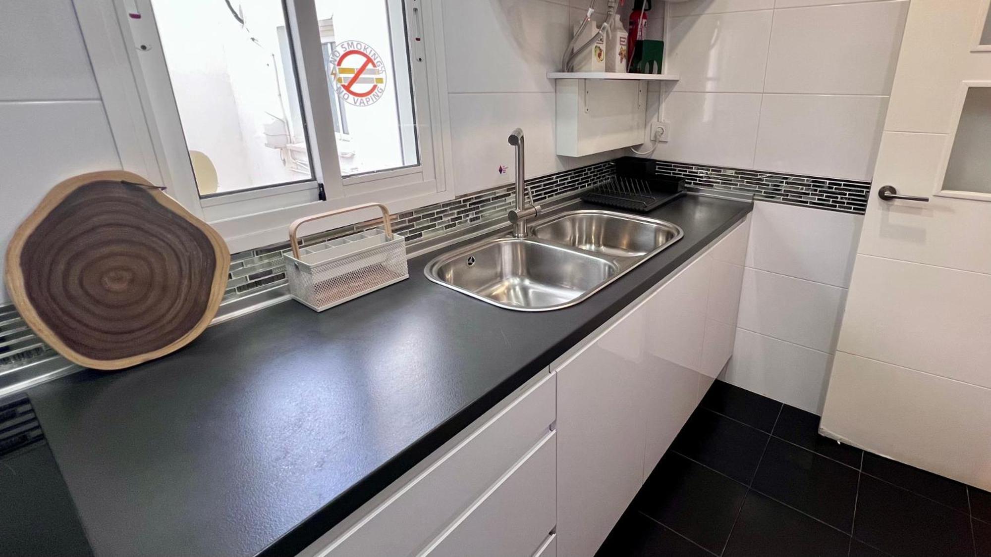 Cool, Modern And Snug 3br Peachy Apartment *