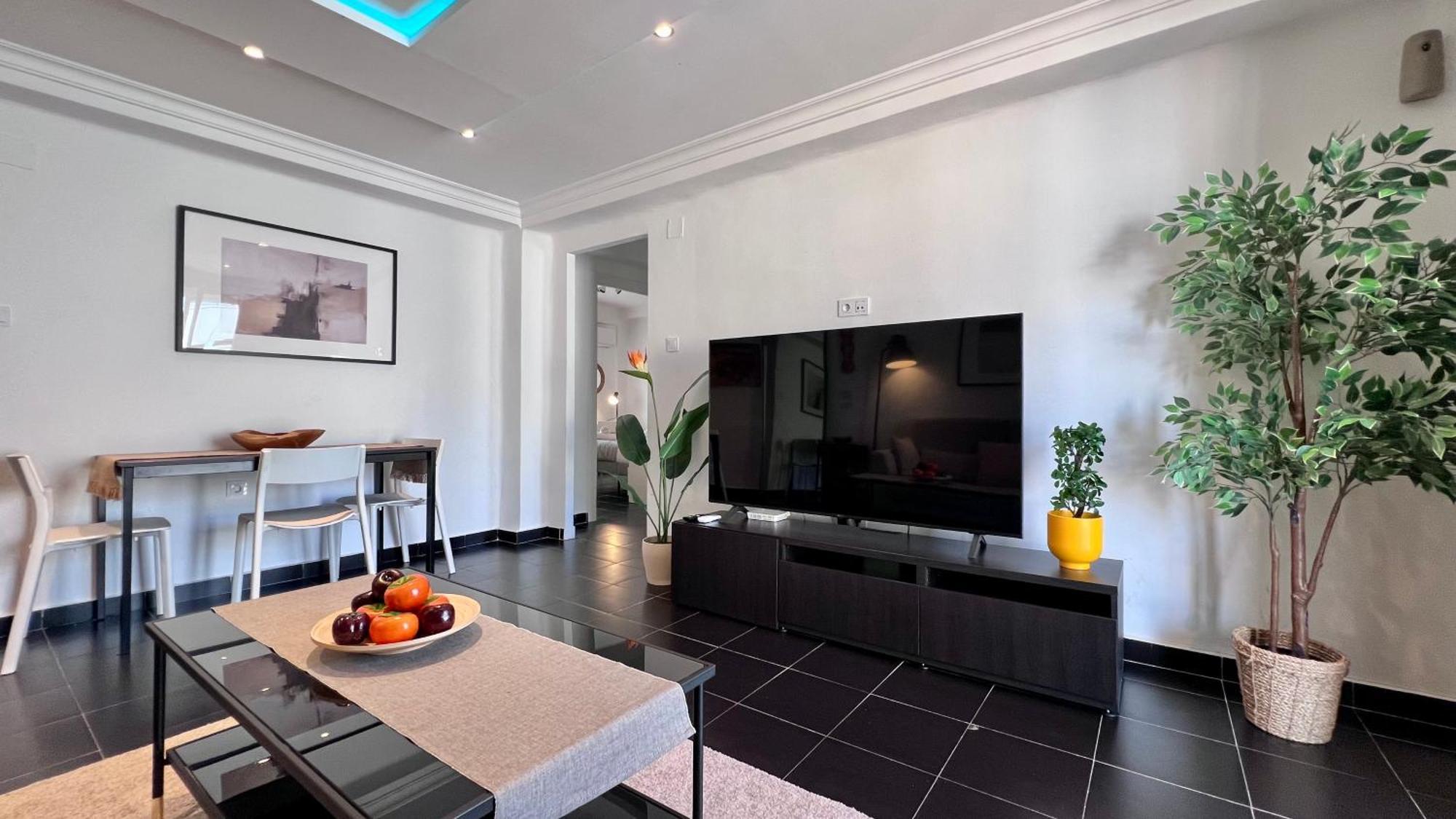 Apartment Cool, Modern And Snug 3br Peachy *