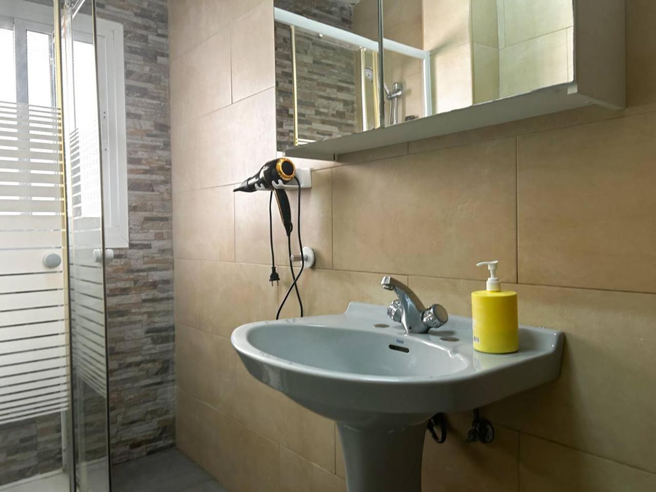 Individual Con Terraza Homestay Malaga