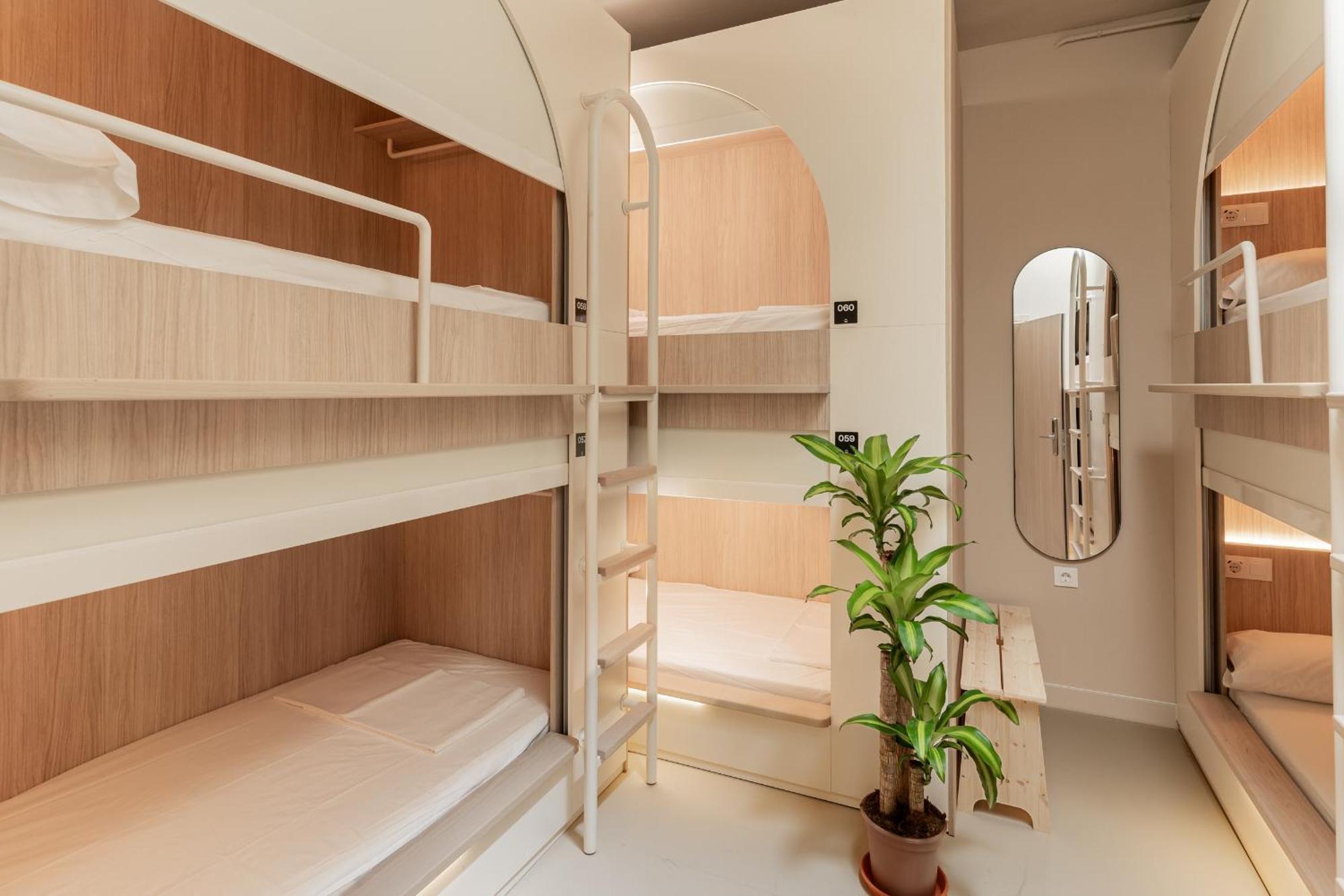 Capsule hotel Literal *