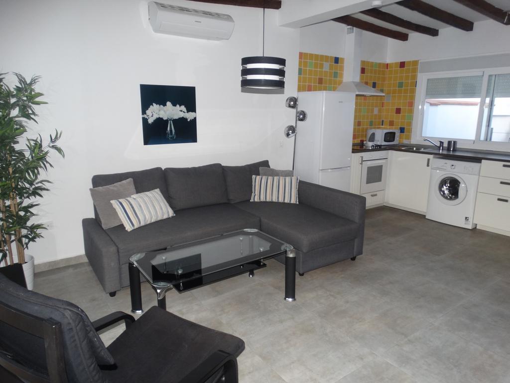 Apartment - Nuno Gomez, 24 *
