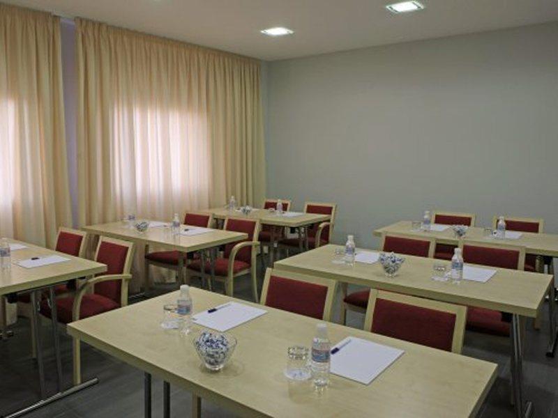 Express Airport By Ihg 3*