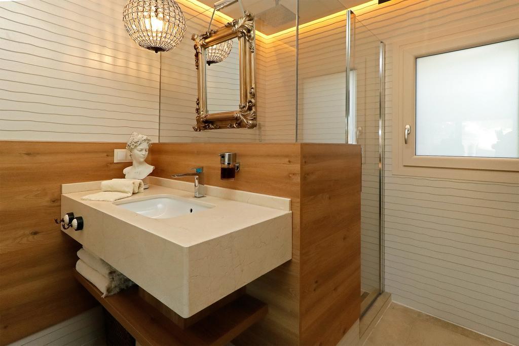 Luxury Cabaret Apartment *