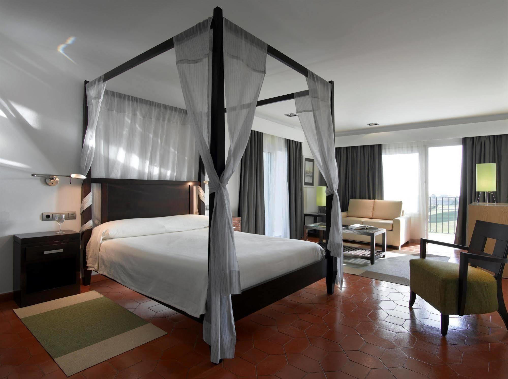Hotel De Golf 4*