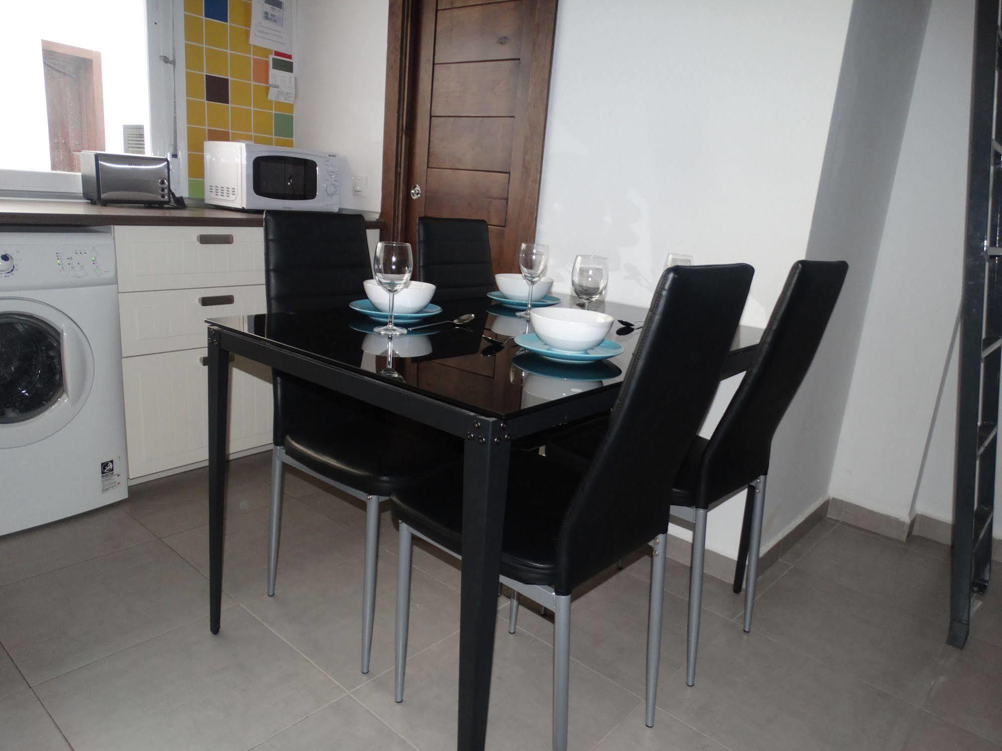 Apartment - Nuno Gomez, 24 *