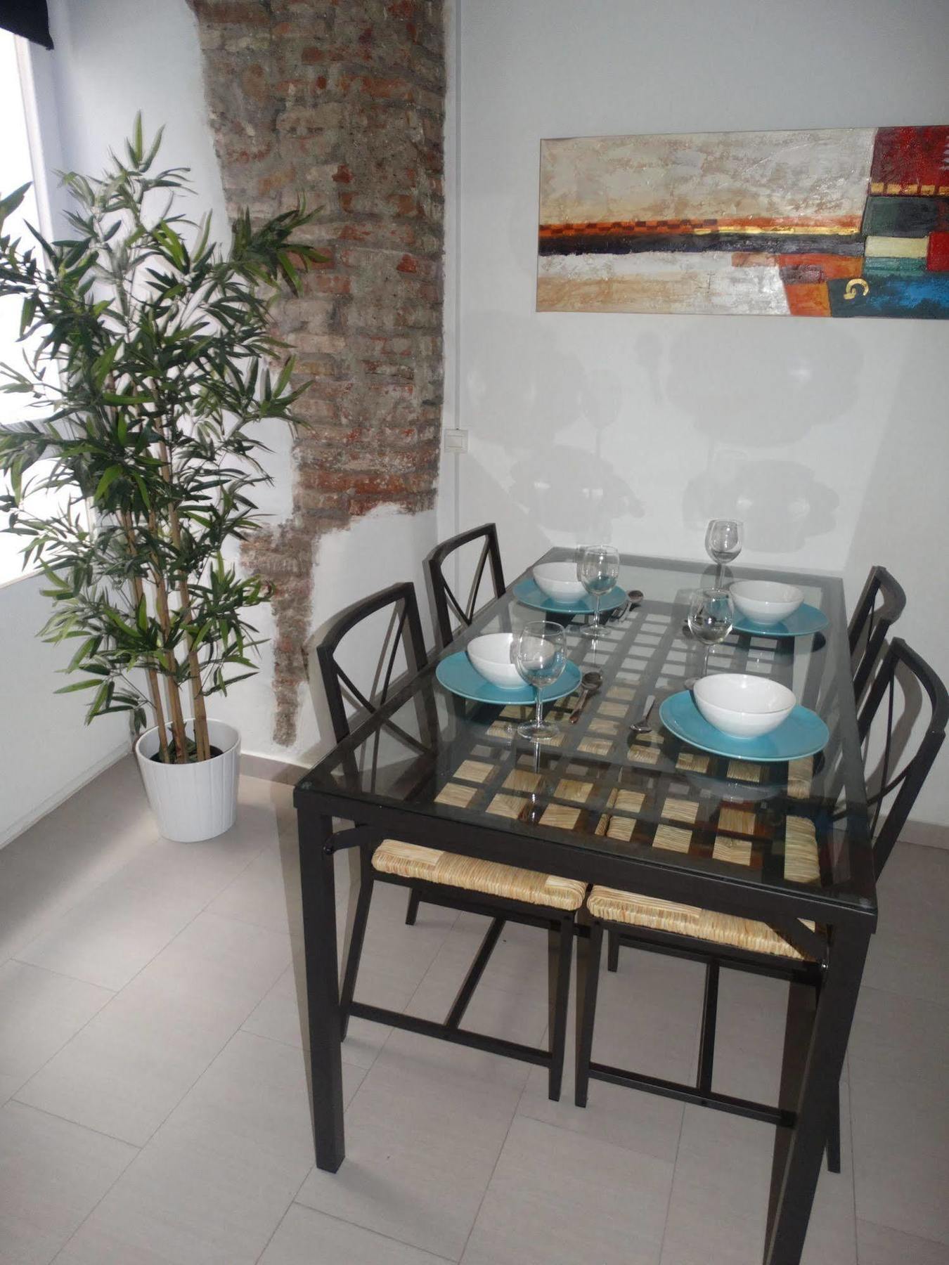 Apartment - Nuno Gomez, 24