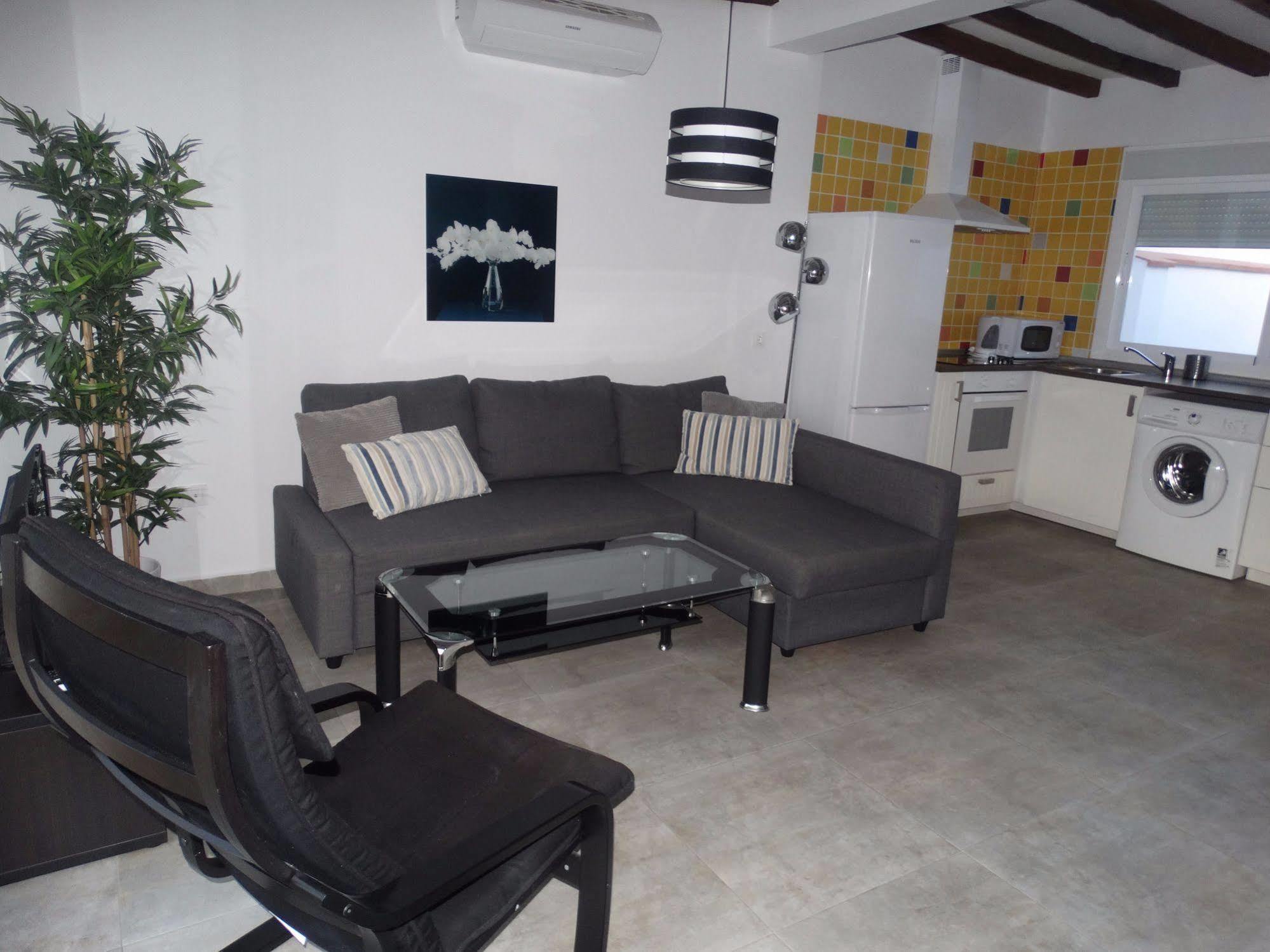 - Nuno Gomez, 24 Apartment