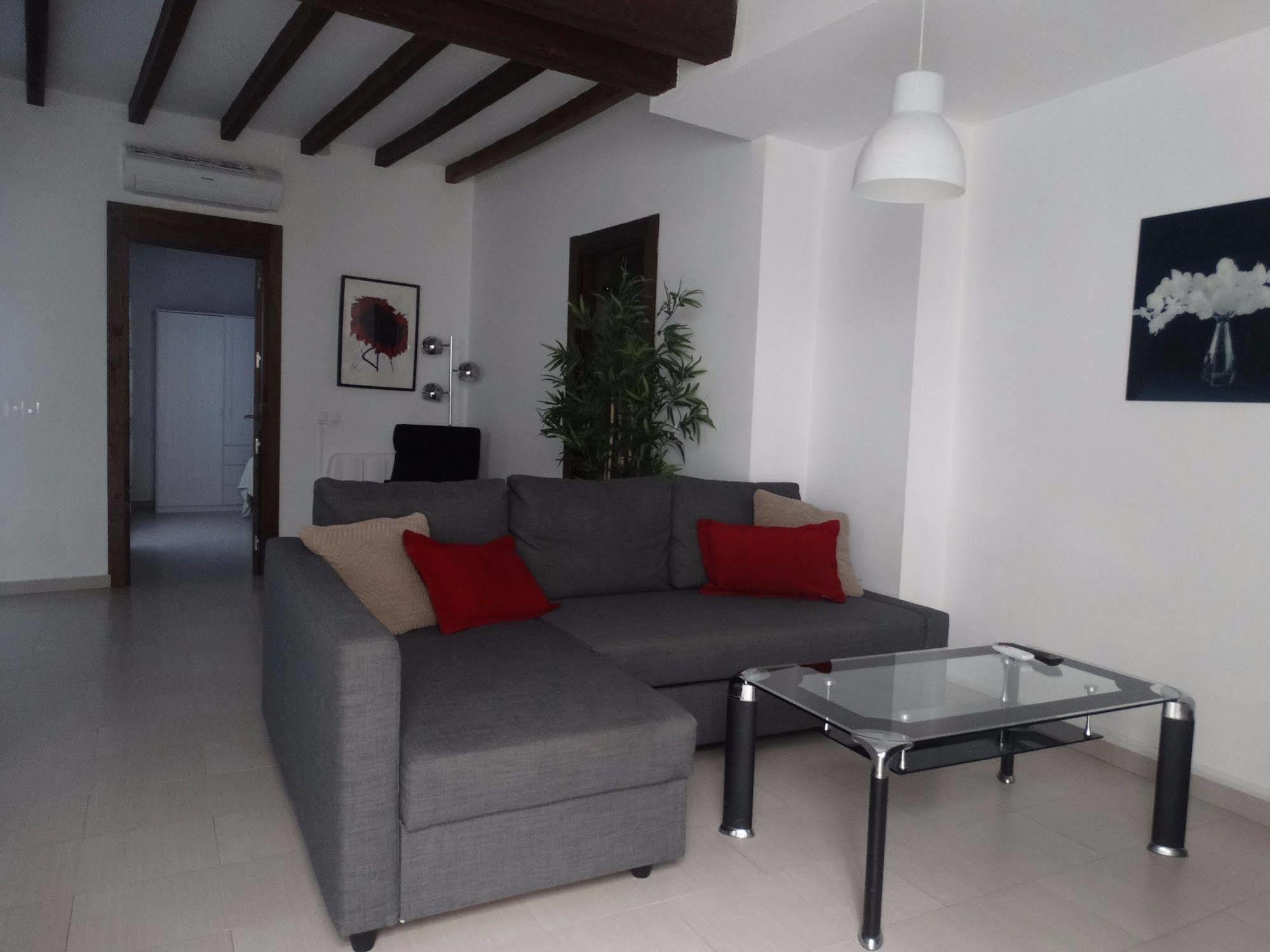 Apartment - Nuno Gomez, 24 *