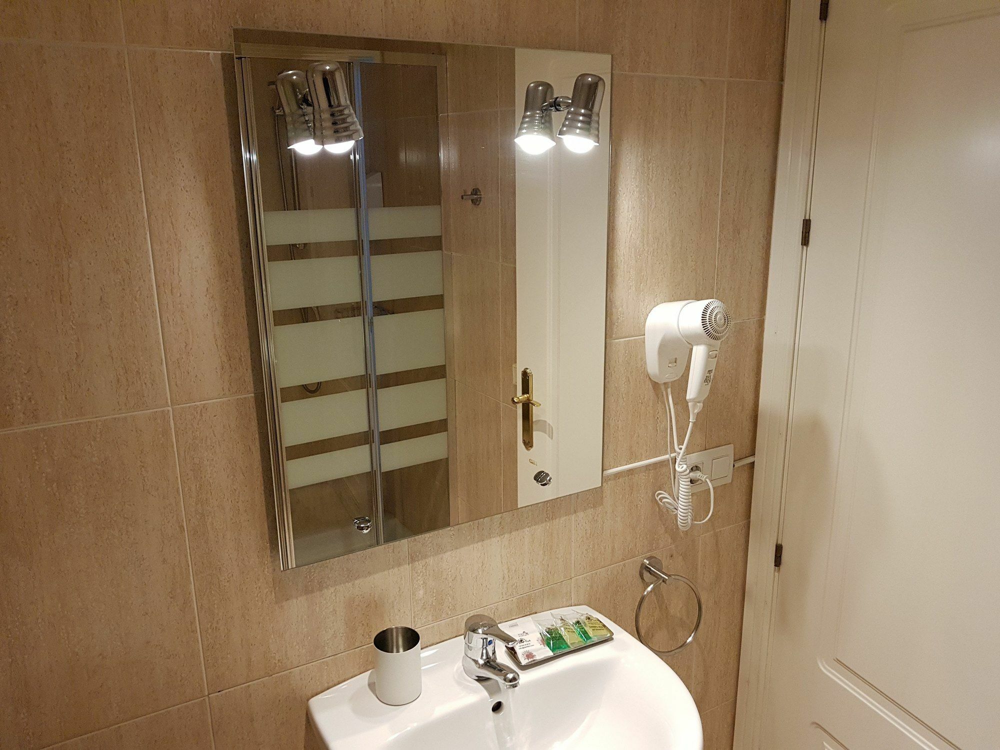 Fan Flat Mariscal Apartment
