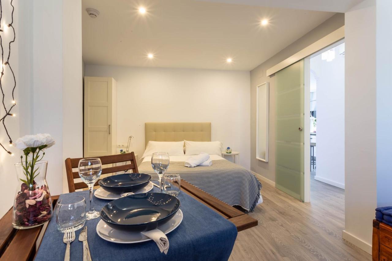 Apartment Blue & Red By Sol Maestranza Malaga