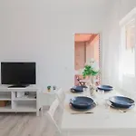 C85 - Brand New 3 Bedroom Apartment By The Center
