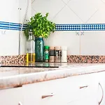 Room For Men in Malaga Center, Window to Road, Apartment Homestay - Habitación para hombres, Ventanas a la careterra, Alojamiento en Apartamento