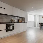 Idyllic And Spacious Apartment With Parking - Center By Rems