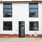 Estudios Nuevos En Calle Carril Cerca Del Centro
