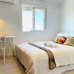 Rare Find! Skyline View-Modern 6 Bed 2 Bath Flat In The Heart Of Malaga