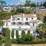 Villa Elegante Con Jardin Y Piscina