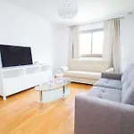 Avenida De Las Americas Apartment
