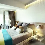 Cabaret Terrace Suite