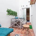 Gr0-Quiet Apartment, Private Backyard, Walk To Old Town