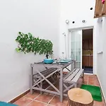Gr0-Quiet Apartment, Private Backyard, Walk To Old Town