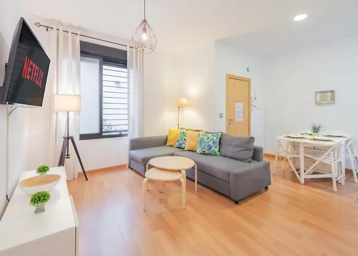 Relaxing Apartment With Community Pool & Parking- Center
