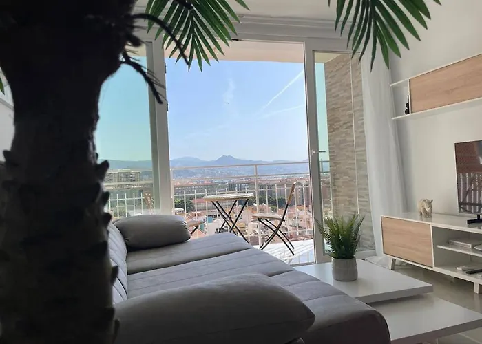 Holidays2Malaga Princesa 3 dormitorios, vistas al mar y montaña, terraza y a 200m a la playa
