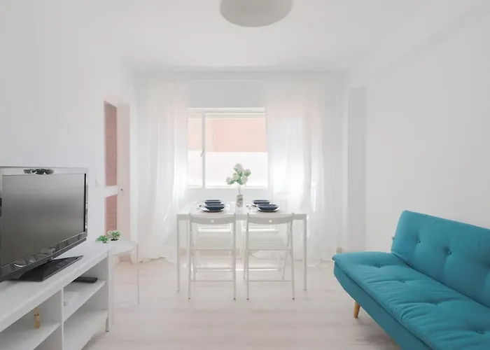 C85 - Brand New 3 Bedroom Apartment By The Center