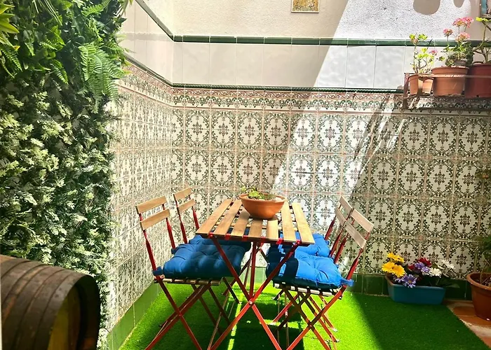 Adela & Private Courtyard By Ele Apartments